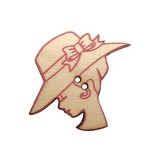 Bouton bois femme profil chapeau rose